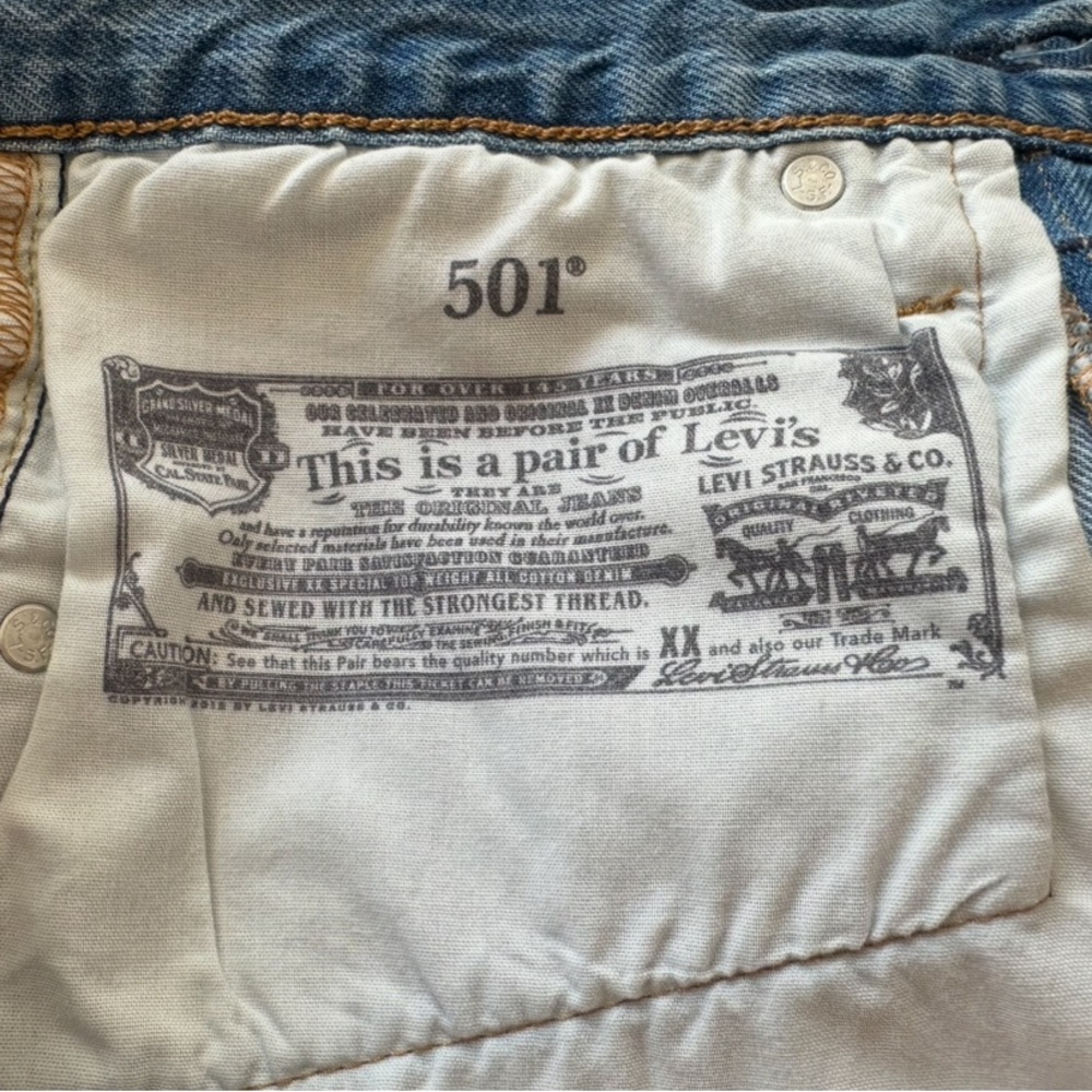 Leviโs Cutoff Denim Shorts. Size: 26. Excellent condition ๐ - Picture 9 of 9